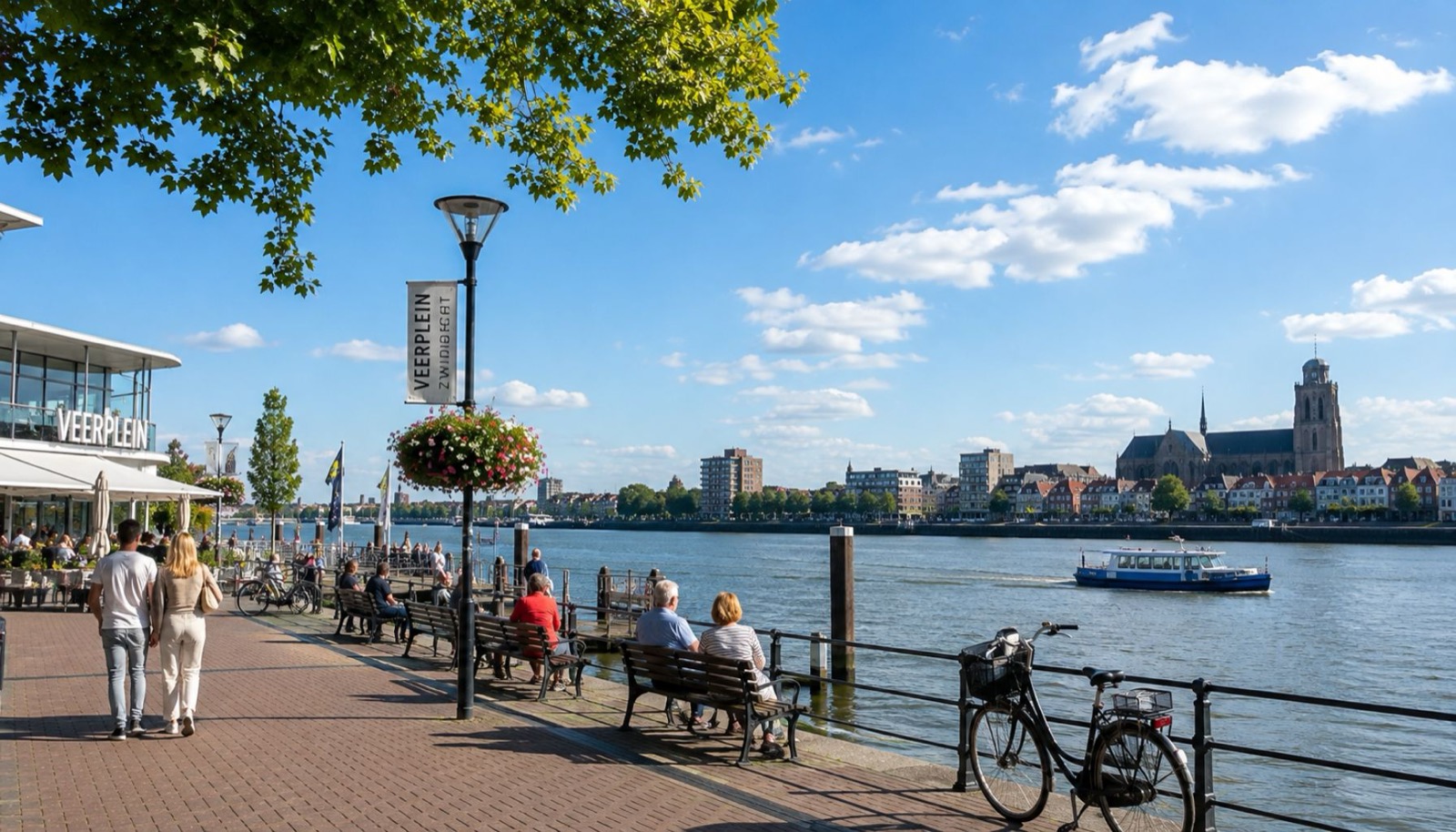 Het Veerplein aan de Oude Maas in Zwijndrecht