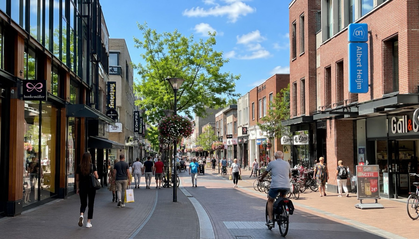 Het centrum van Zwijndrecht met winkels en terrassen
