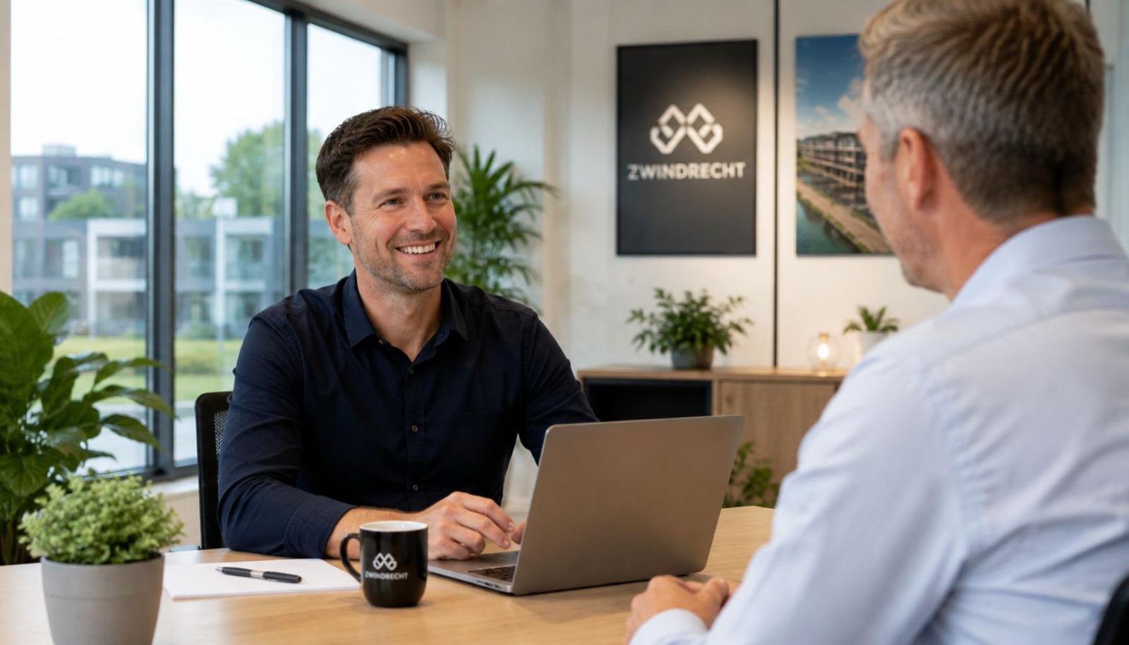 Een lichte werkplek aan een houten bureau in Zwijndrecht